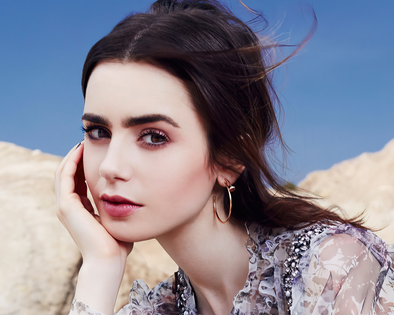 Милая девушка шатенка Лили Коллинз