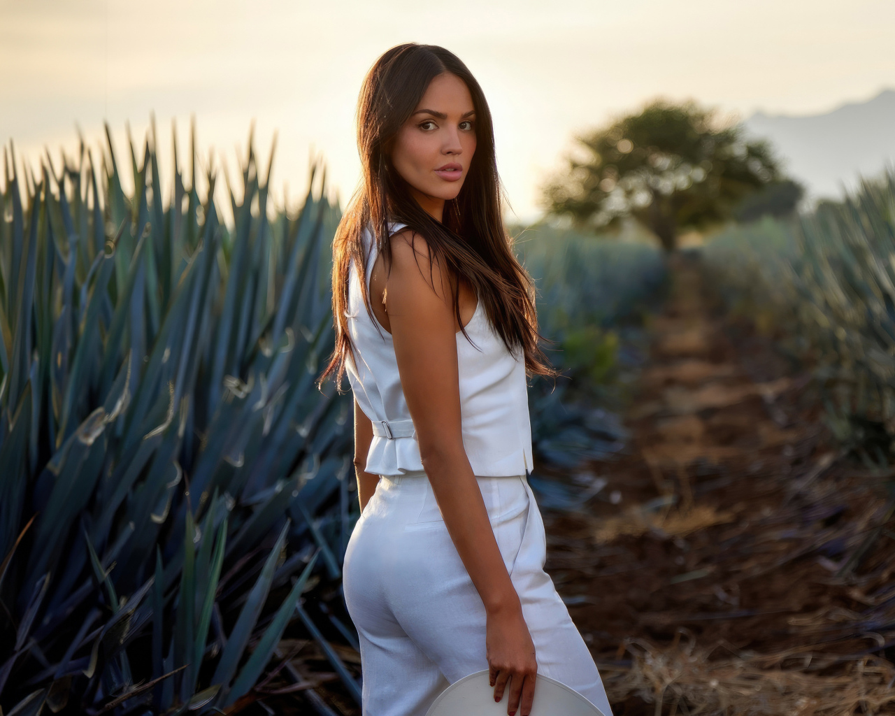 Мексиканская актриса Эйса Гонсалес в белом наряде