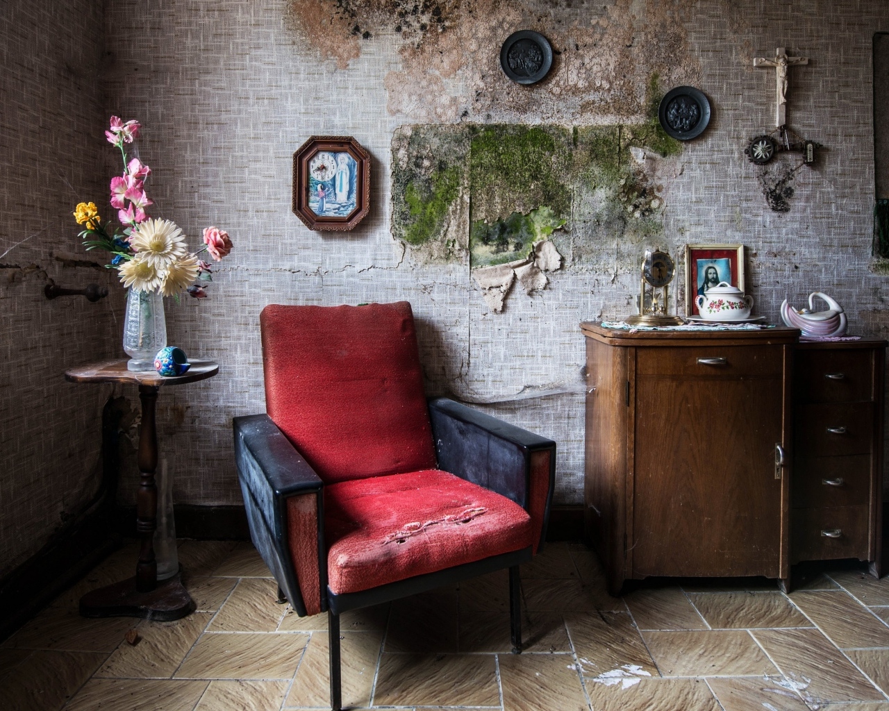 Старая комната с красным креслом