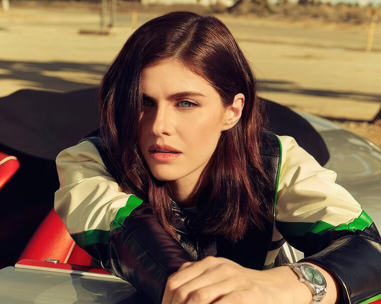 Популярная актриса Александра Даддарио сидит в автомобиле