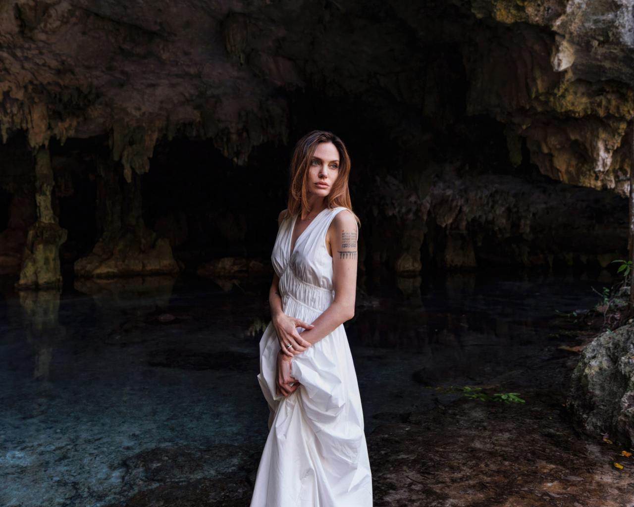 Популярная актриса Анджелина Джоли в  белом платье у воды