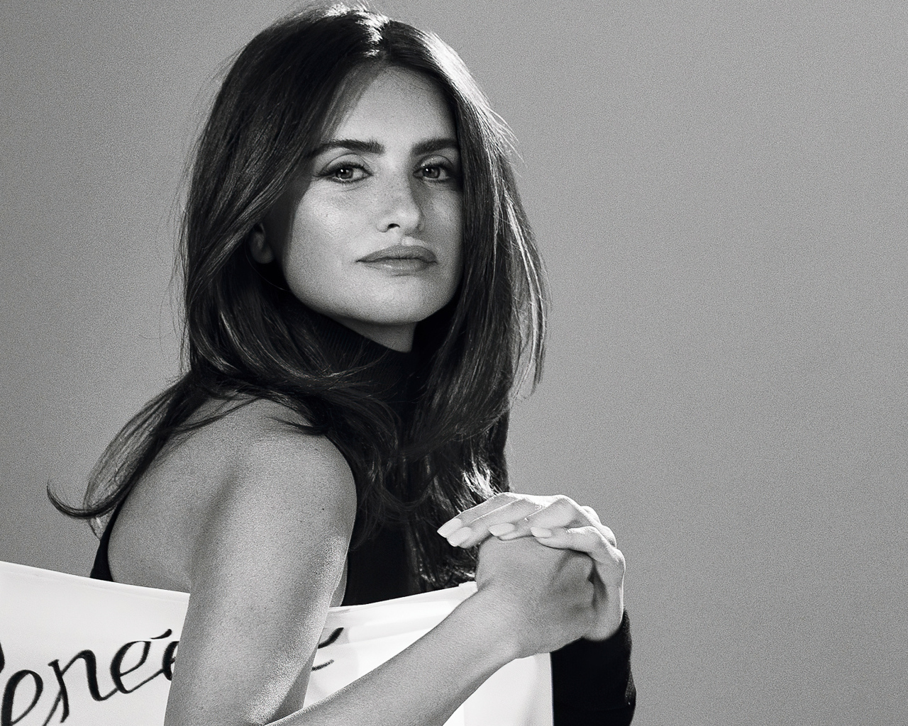 Популярная актриса Пенелопа Крус на сером фоне