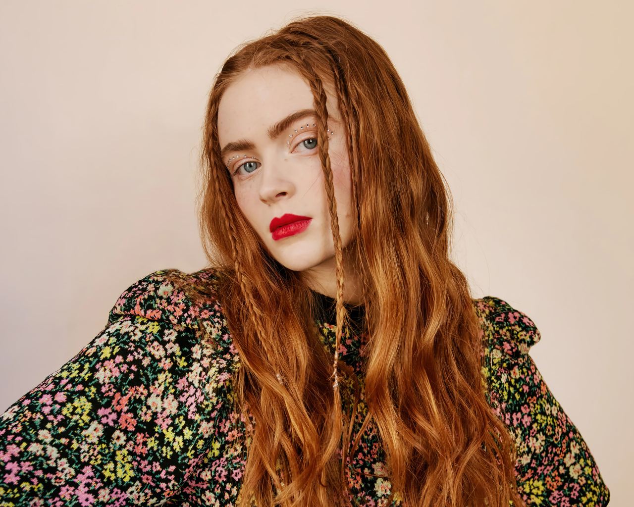 Рыжеволосая Сэди Синк на розовом фоне