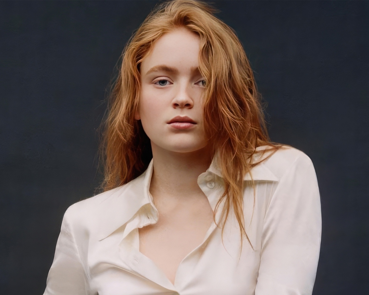 Рыжеволосая девушка актриса Сэди Синк