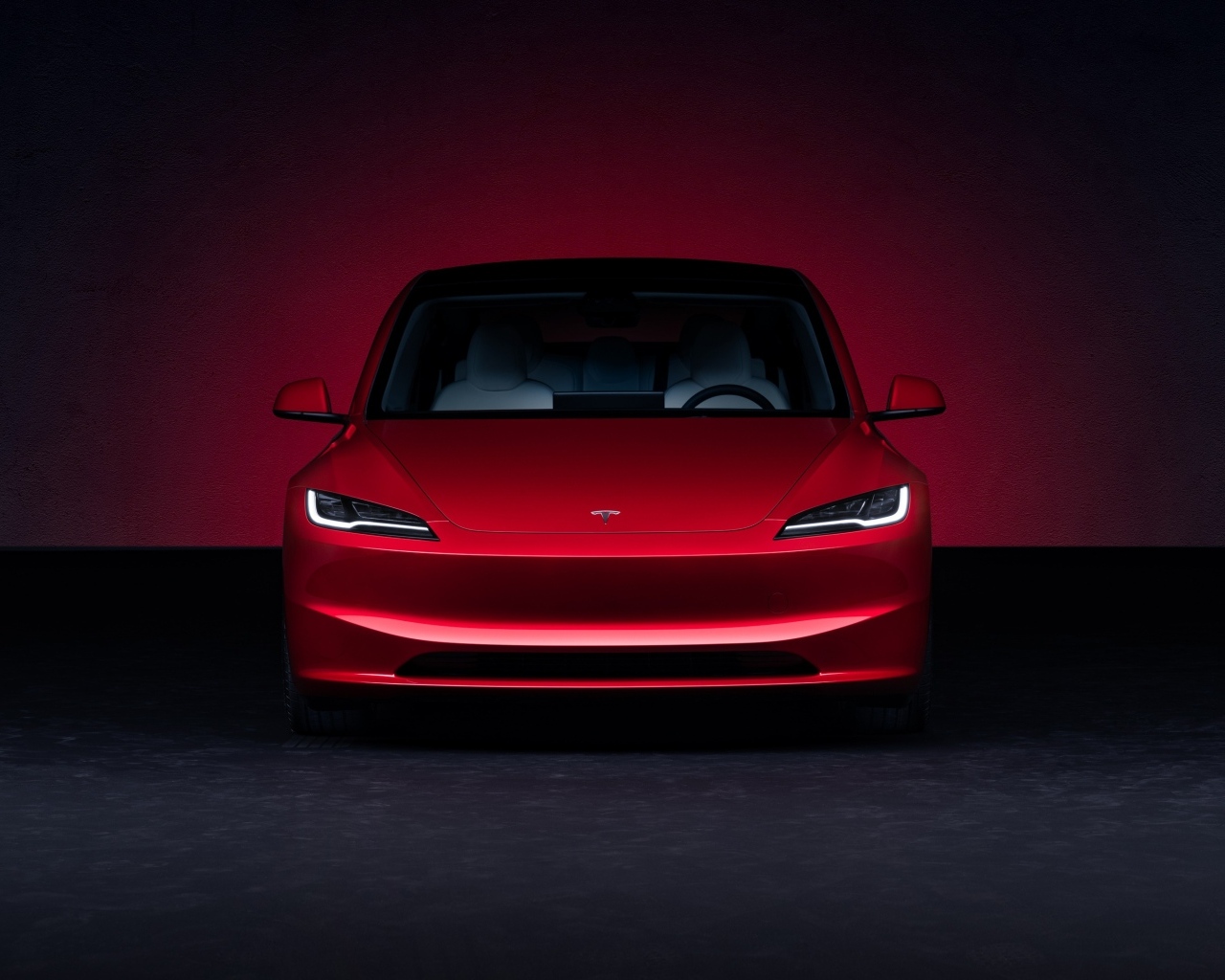 Красная Tesla Model 3 2023 года вид спереди