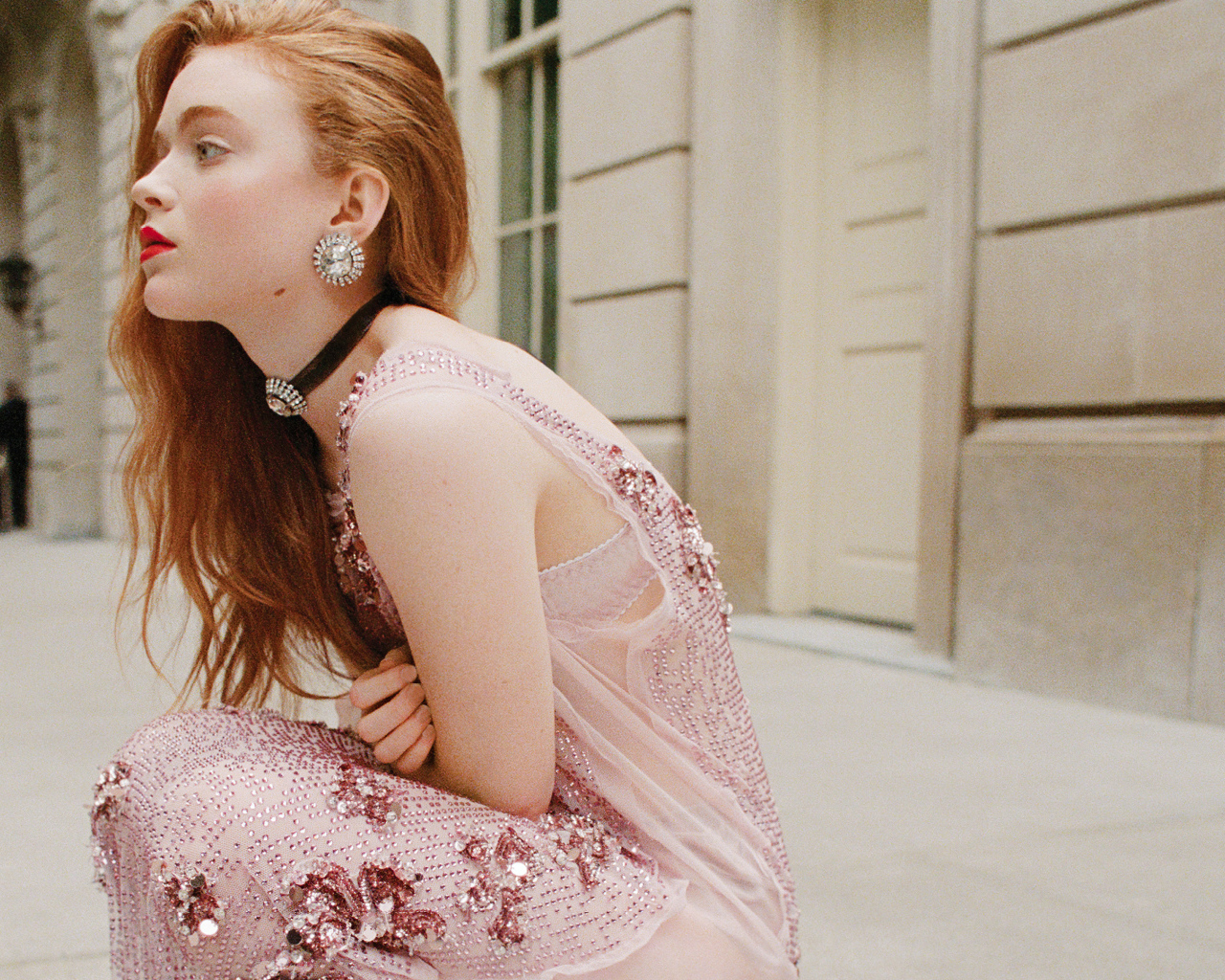 Рыжеволосая Сэди Синк в розовом платье