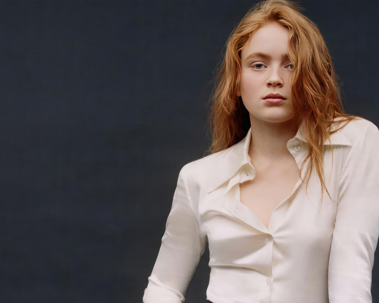 Рыжеволосая Сэди Синк  в белой блузке