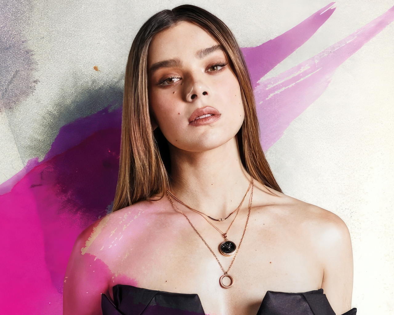 Романтическая актриса Хейли Стайнфелд на фоне стены