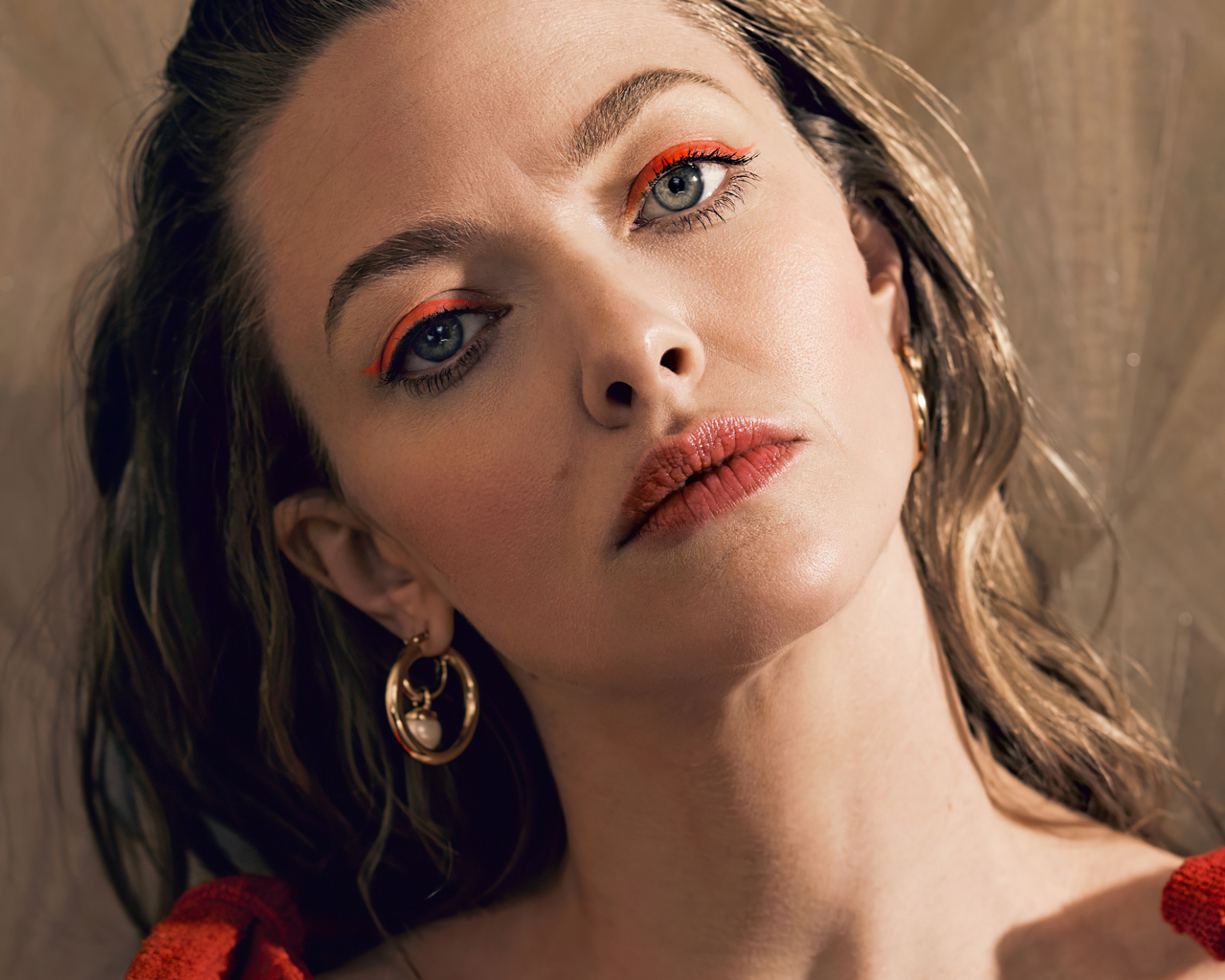 Грустная актриса Аманда Сайфред стоит у стены