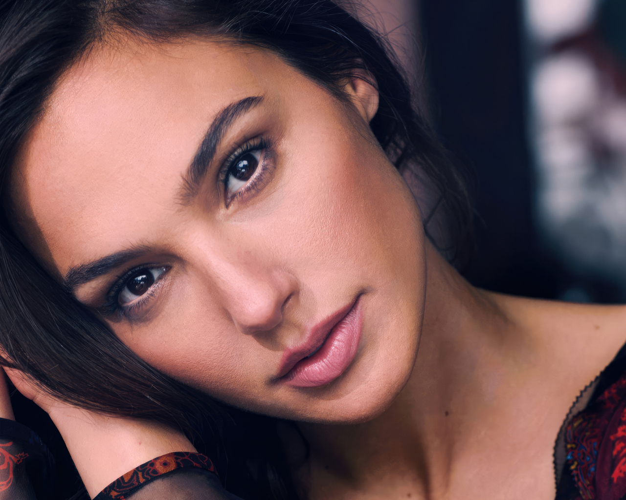 Грустная кареглазая девушка актриса Галь Гадот