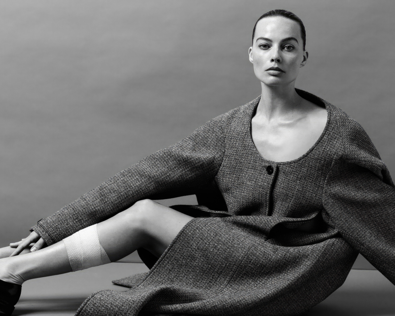 Грустная девушка актриса Марго Робби в сером пальто