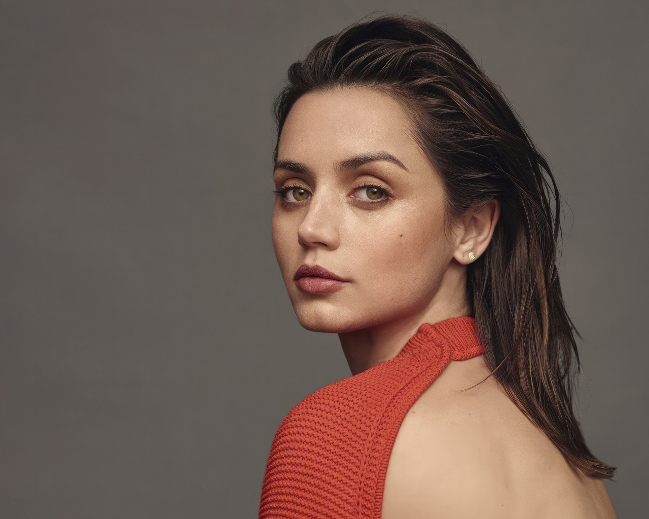 Грустный взгляд актрисы Ана де Армас на сером фоне