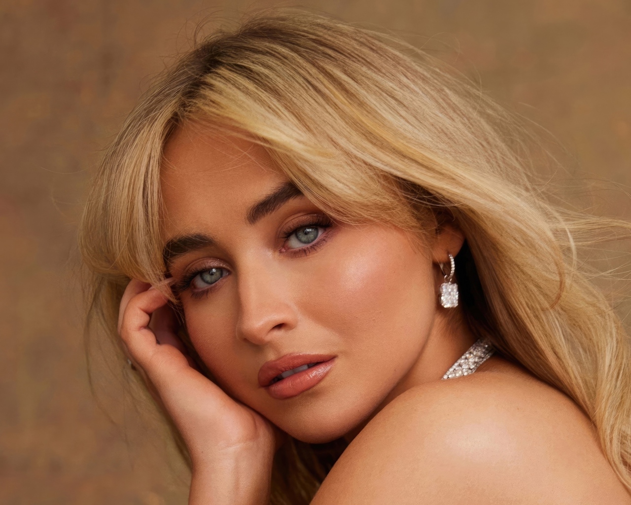 Грустная молодая актриса Сабрина Карпентер