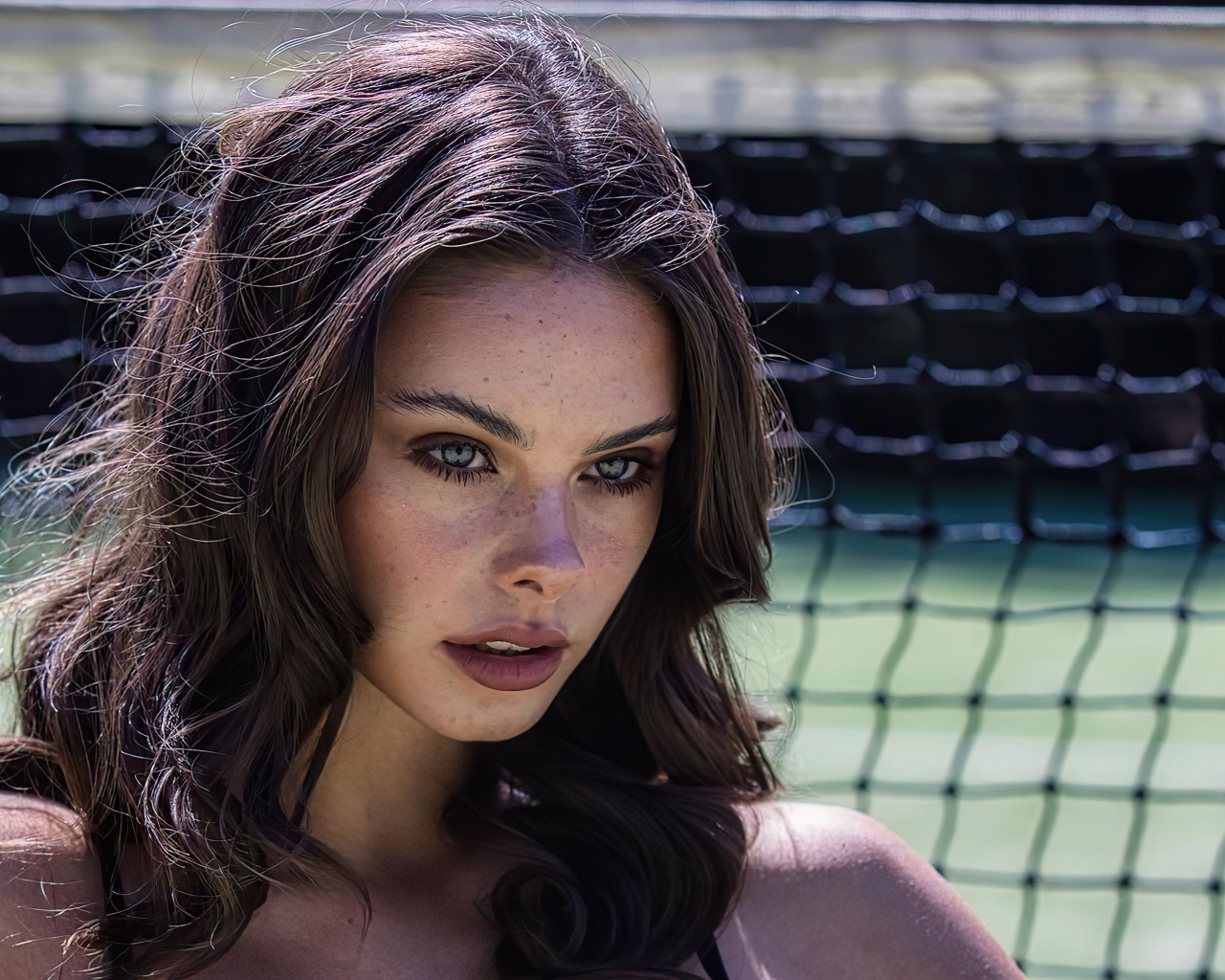 Серьезная девушка актриса Мэйка Вулард