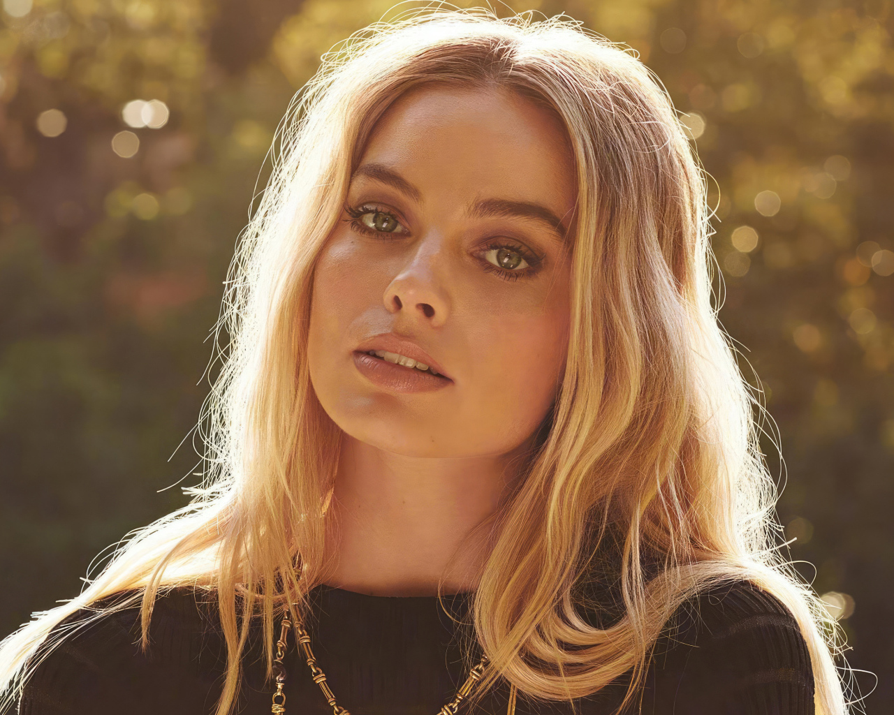 Серьезная блондинка актриса Марго Робби