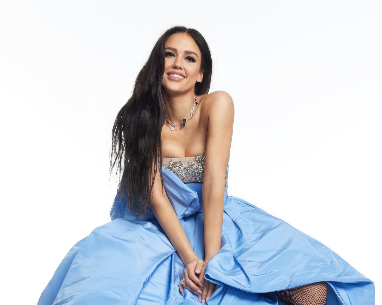 Улыбающаяся Джессика Альба в голубом платье