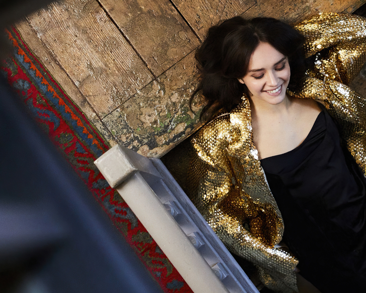 Улыбающаяся актриса Оливия Кук в черном платье