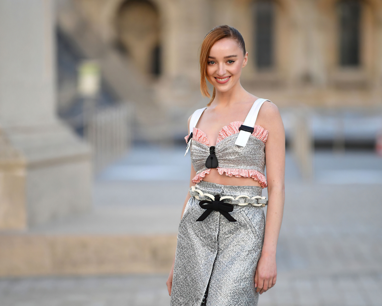 Улыбающаяся актриса Фиби Дайневор