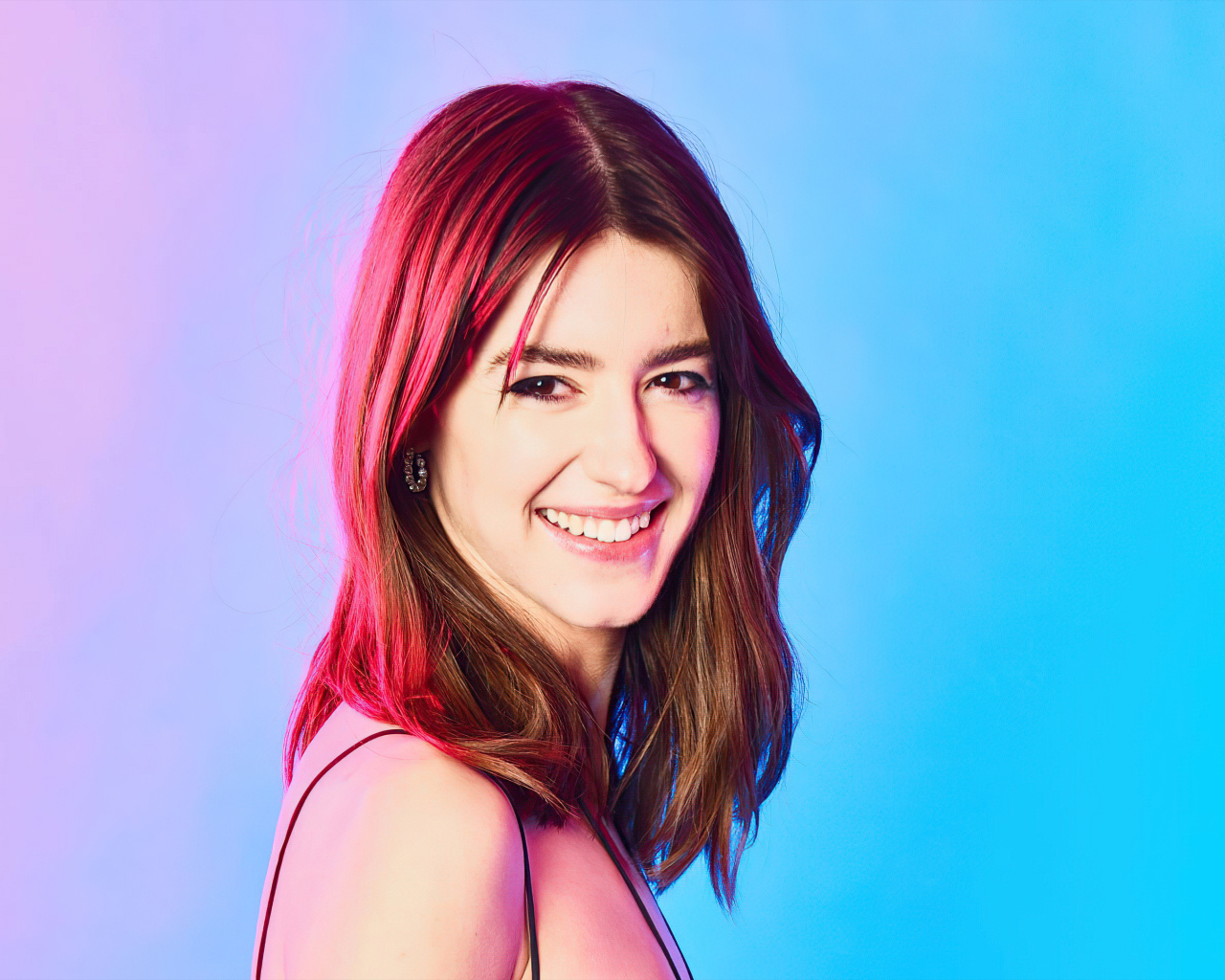 Улыбающаяся девушка Дейзи Эдгар-Джонс на голубом фоне