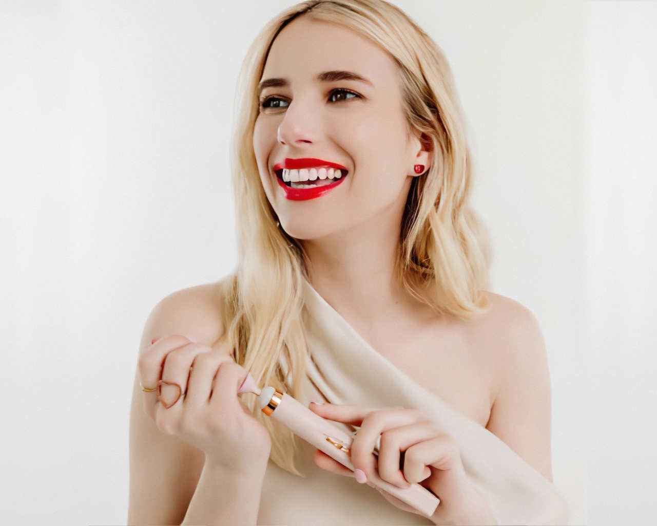 Улыбающаяся девушка актриса Эмма Робертс