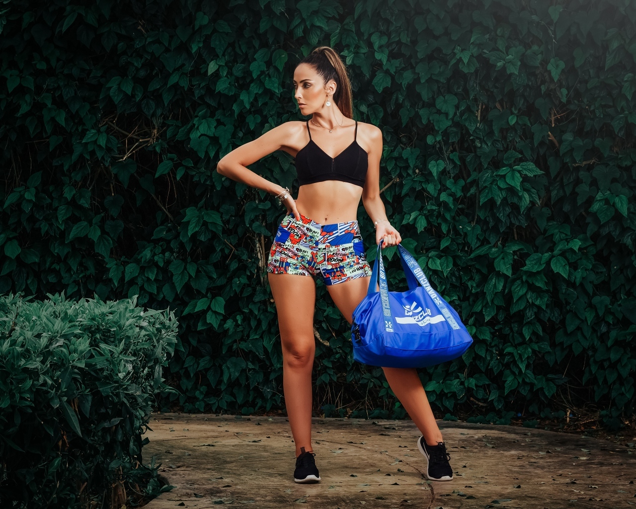 Спортивная девушка с сумкой 