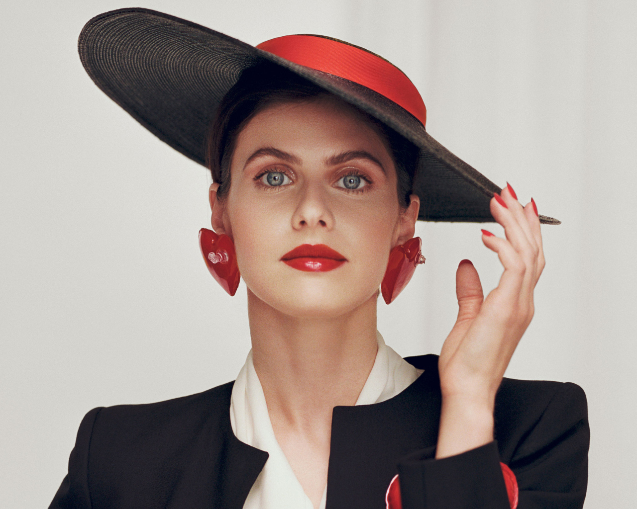 Стильная актриса Александра Даддарио  в большой шляпе