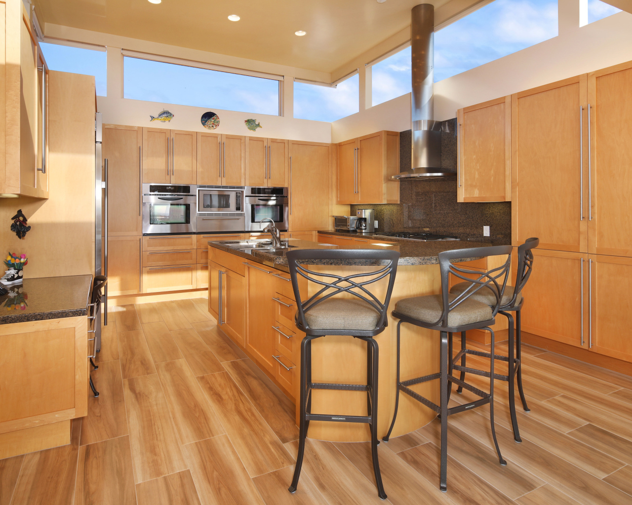 Стильная большая кухня с деревянной мебелью