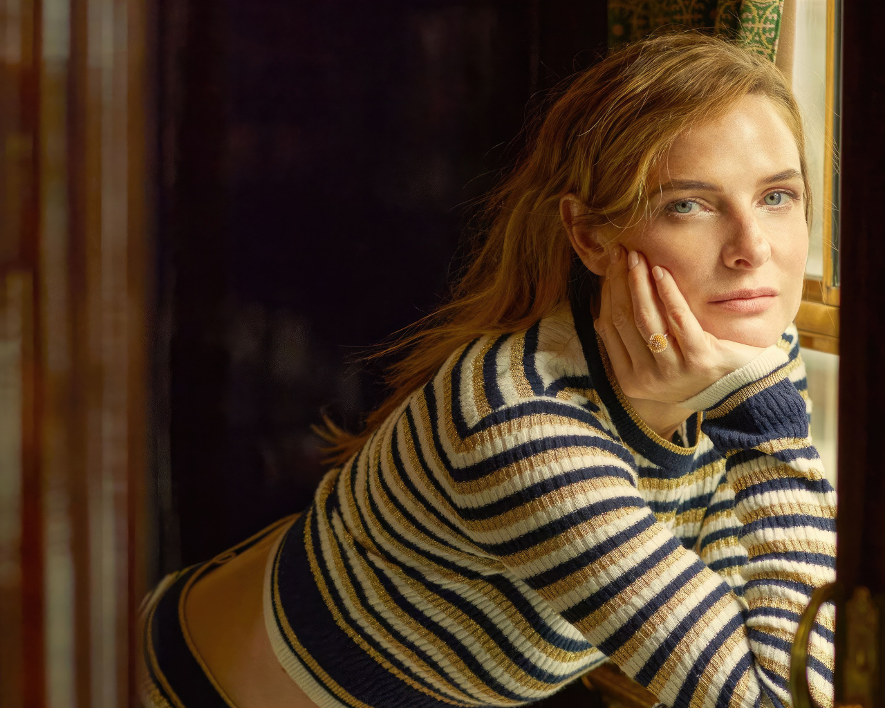 Шведская актриса Ребекка Фергюсон у окна