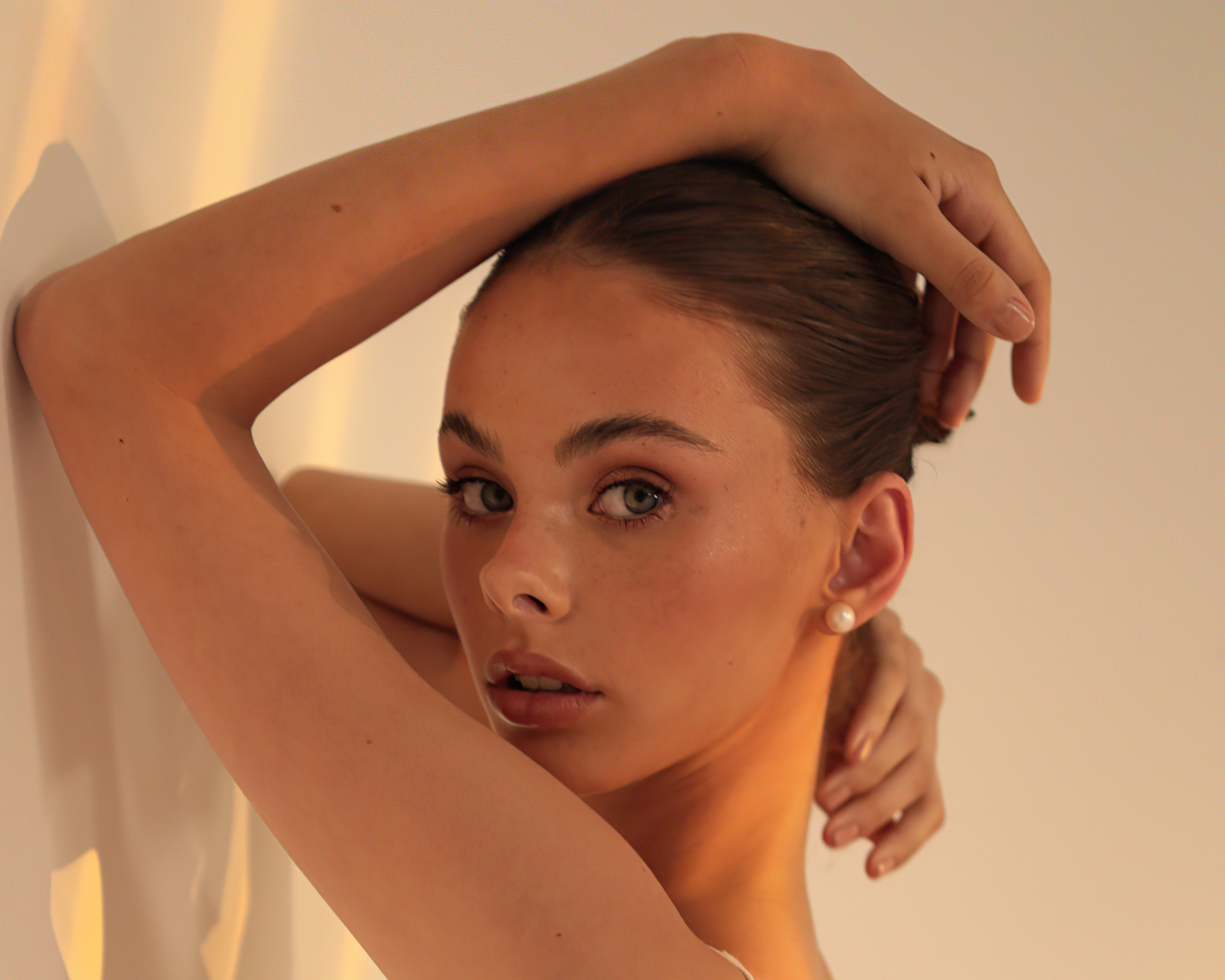 Милая молодая девушка Мэйка Вулард