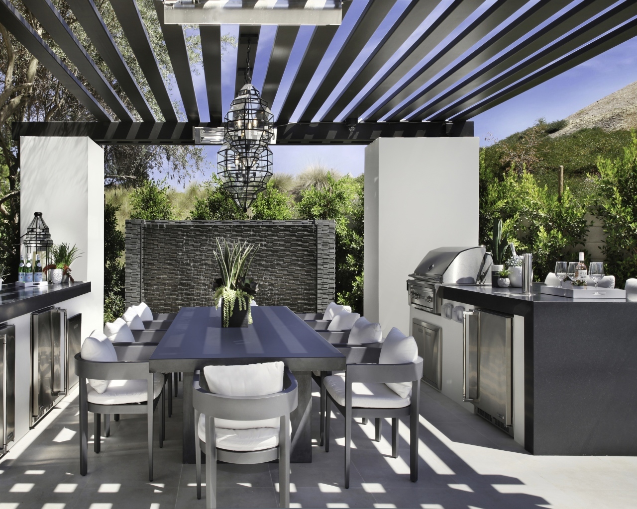 Стол и стулья в кухне в сером цвете