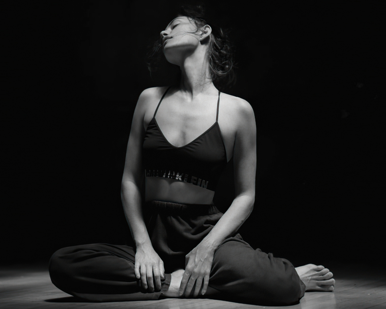 Нежная девушка актриса Фиби Тонкин на черном фоне