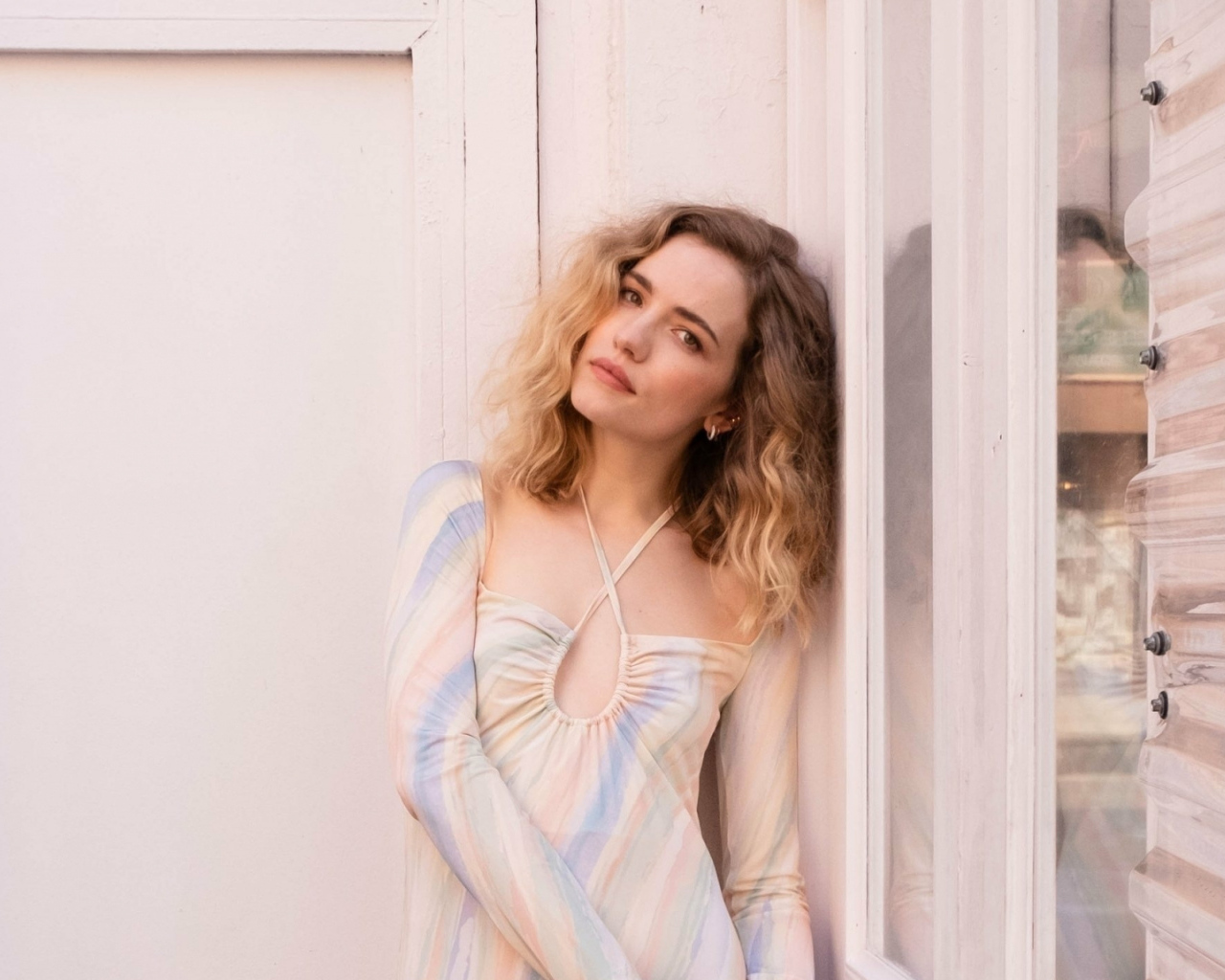 Нежная девушка актриса Уилла Фицджералд у стены