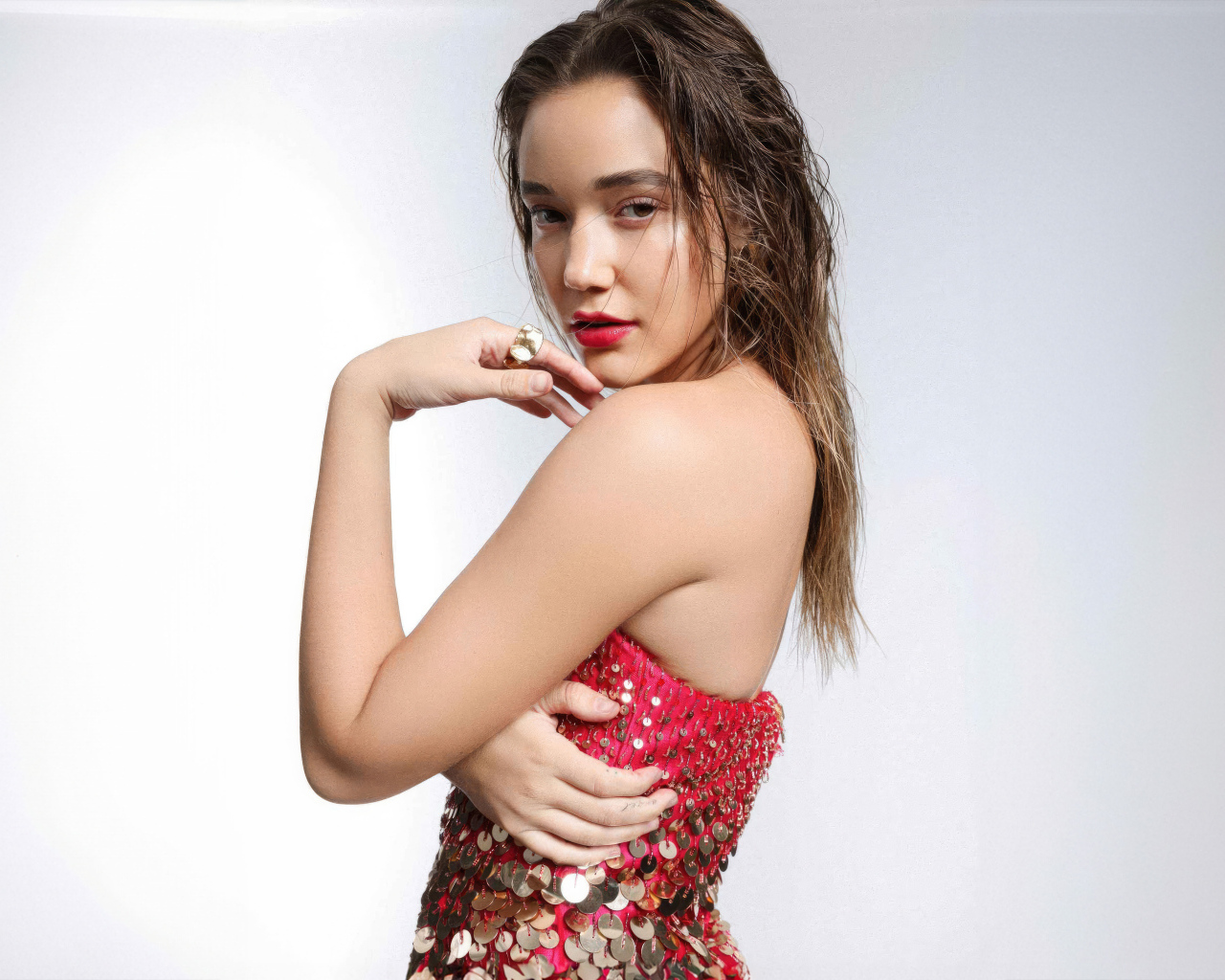 Нежная настоящая девушка Оливия Понтон на сером фоне