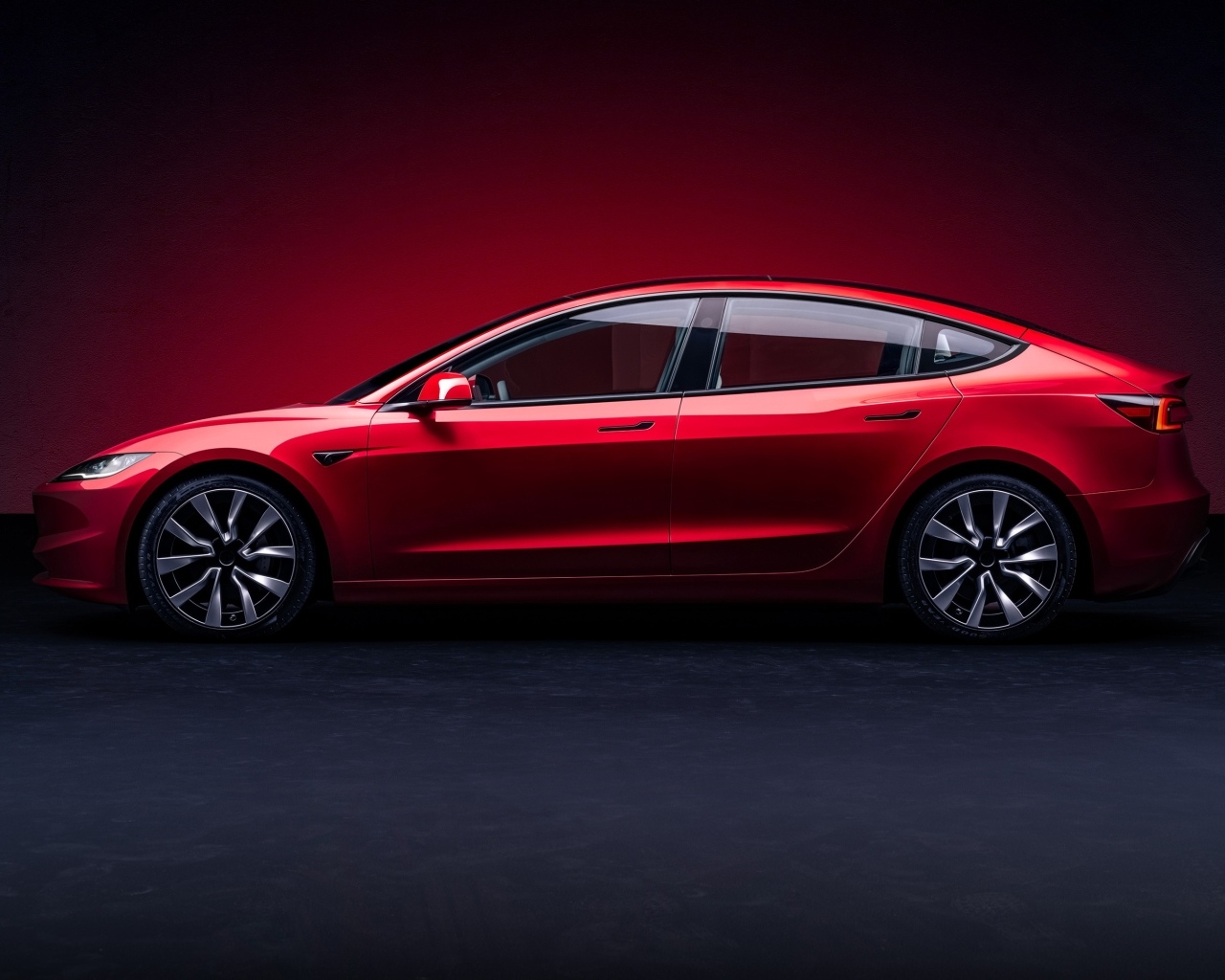 Автомобиль Tesla Model 3 2023 года вид сбоку