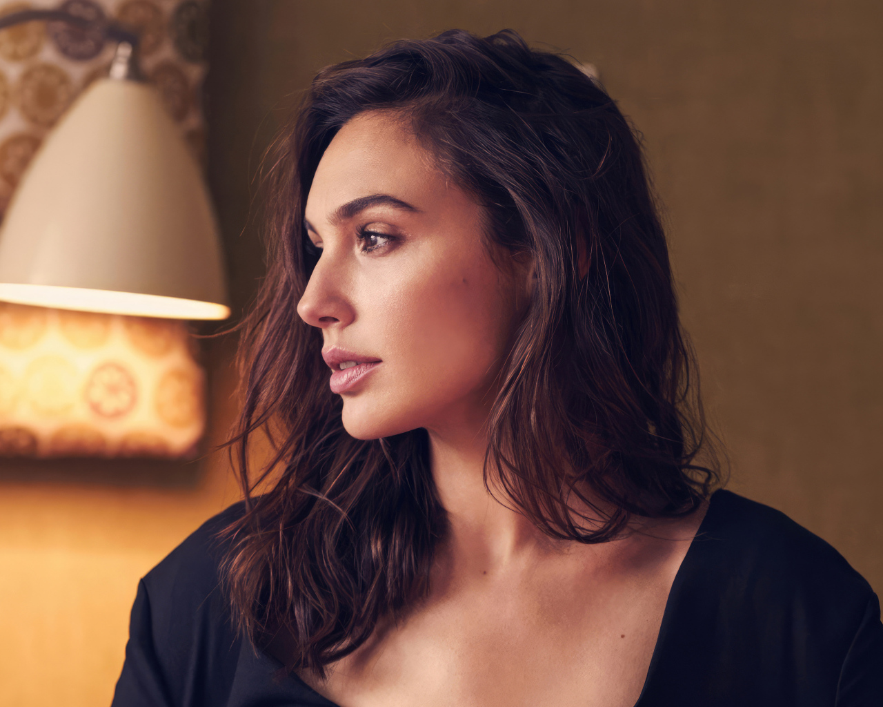 Задумчивый взгляд актрисы Галь Гадот