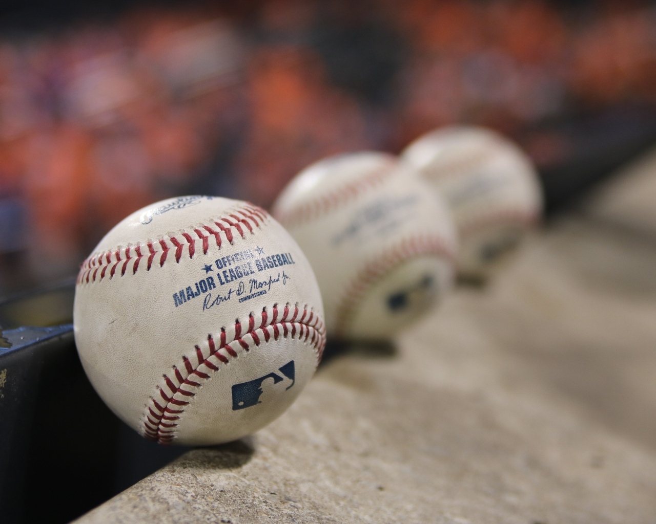 Три баскетбольных мяча крупным планом