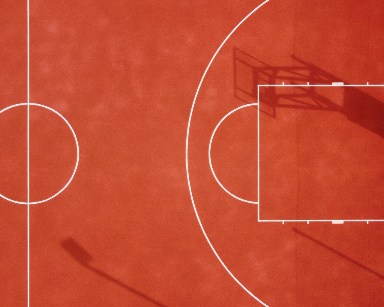 Вид сверху на баскетбольное поле