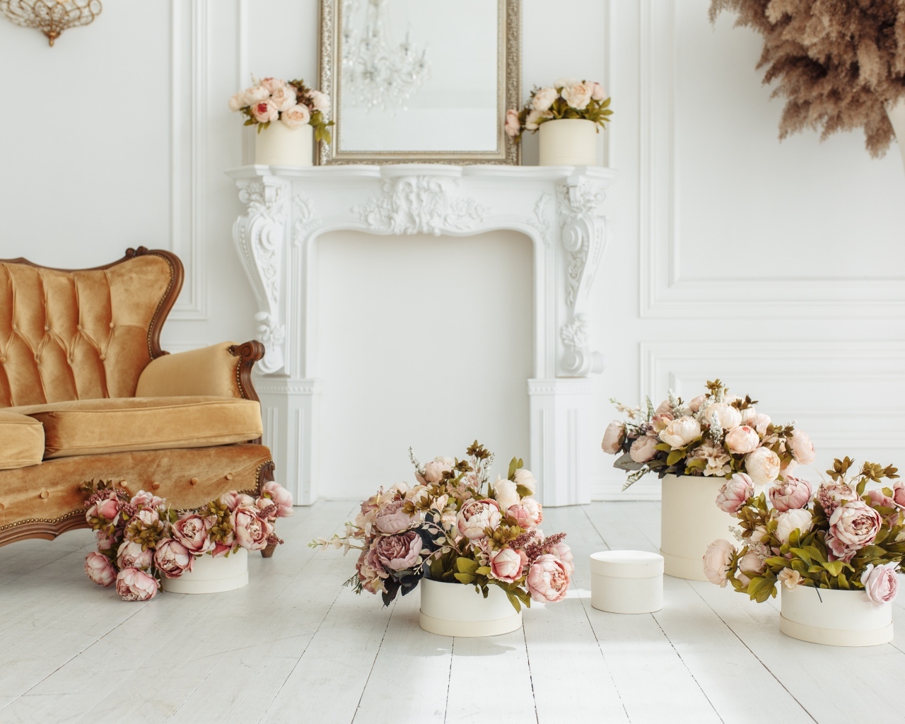 Винтажная мебель в комнате с цветами