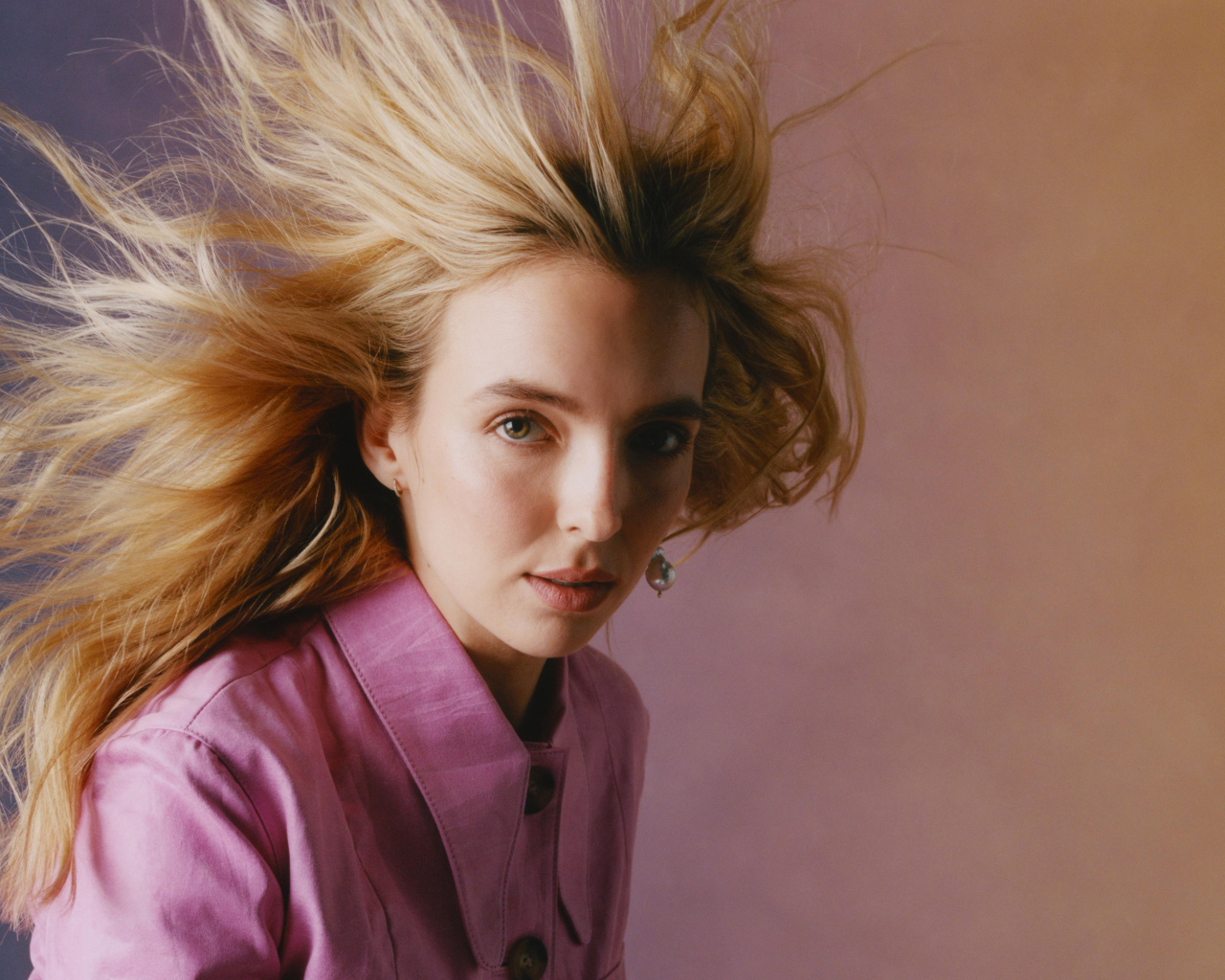 Белые волосы актрисы Джоди Комер