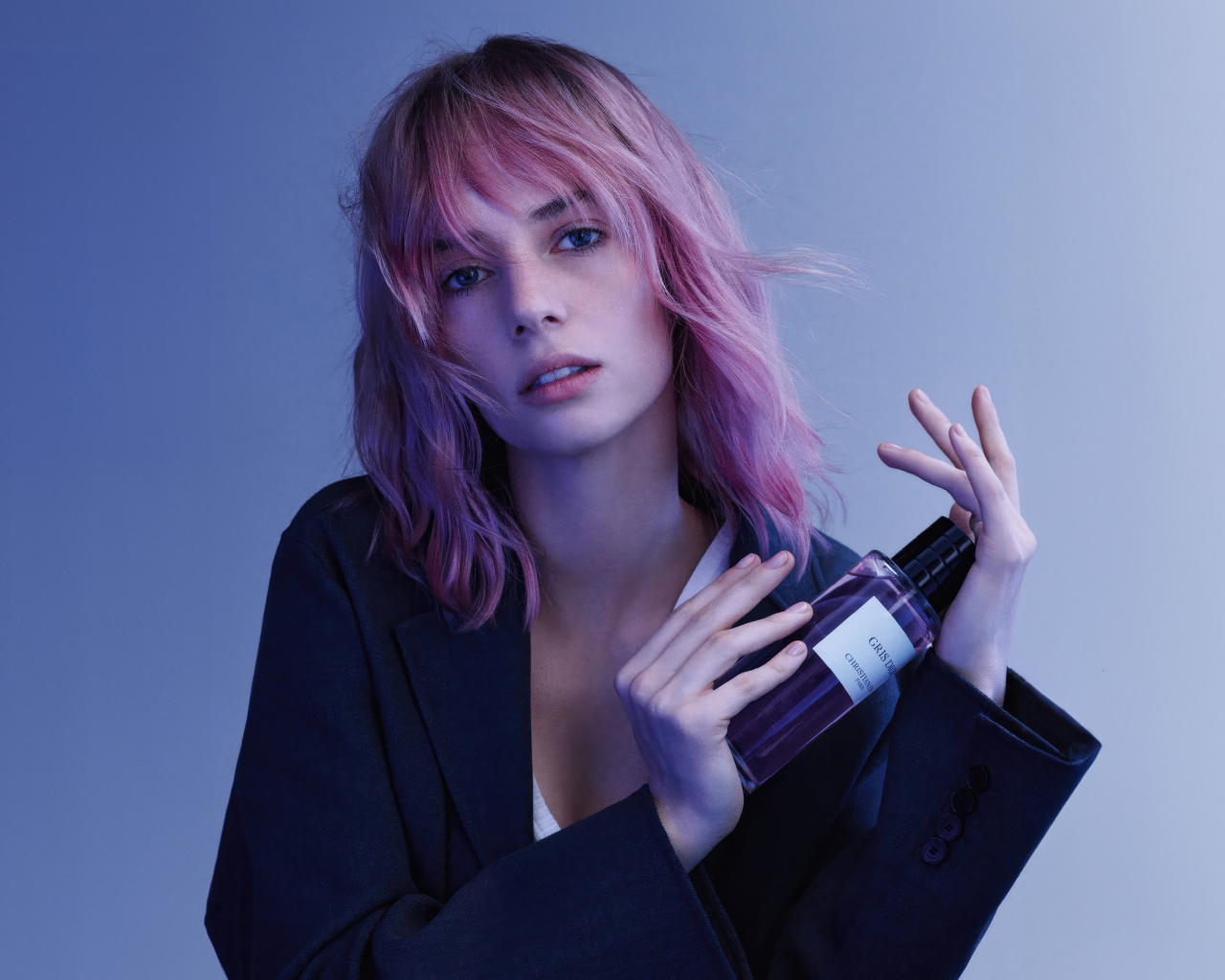 Молодая американская актриса Майя Хоук в черном пиджаке