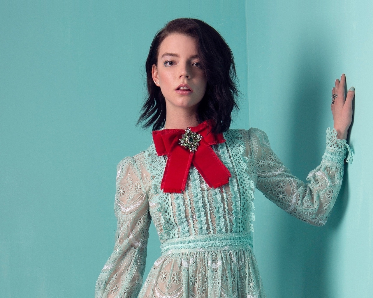 Молодая актриса Аня Тейлор-Джой на голубом фоне