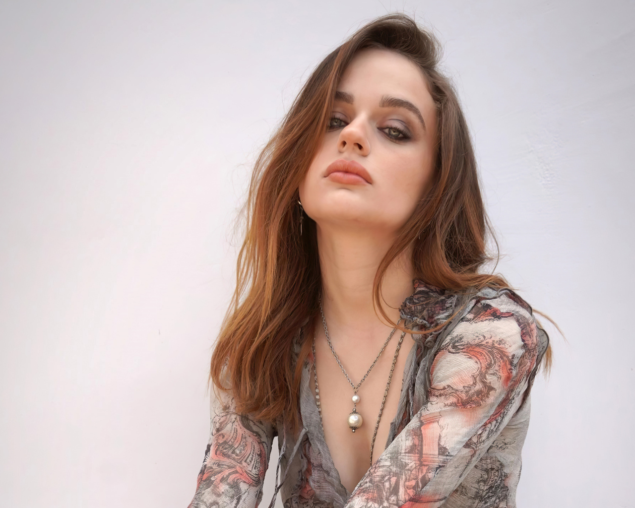 Молодая актриса Джоуи Кинг на сером фоне