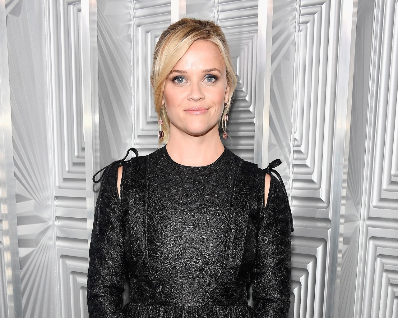 Молодая актриса Риз Уизерспун в черном платье