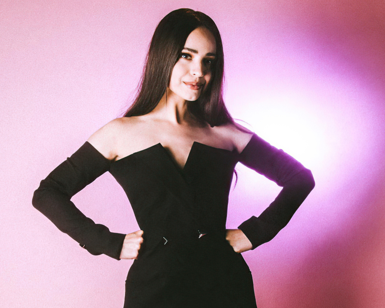 Молодая актриса София Карсон на розовом фоне