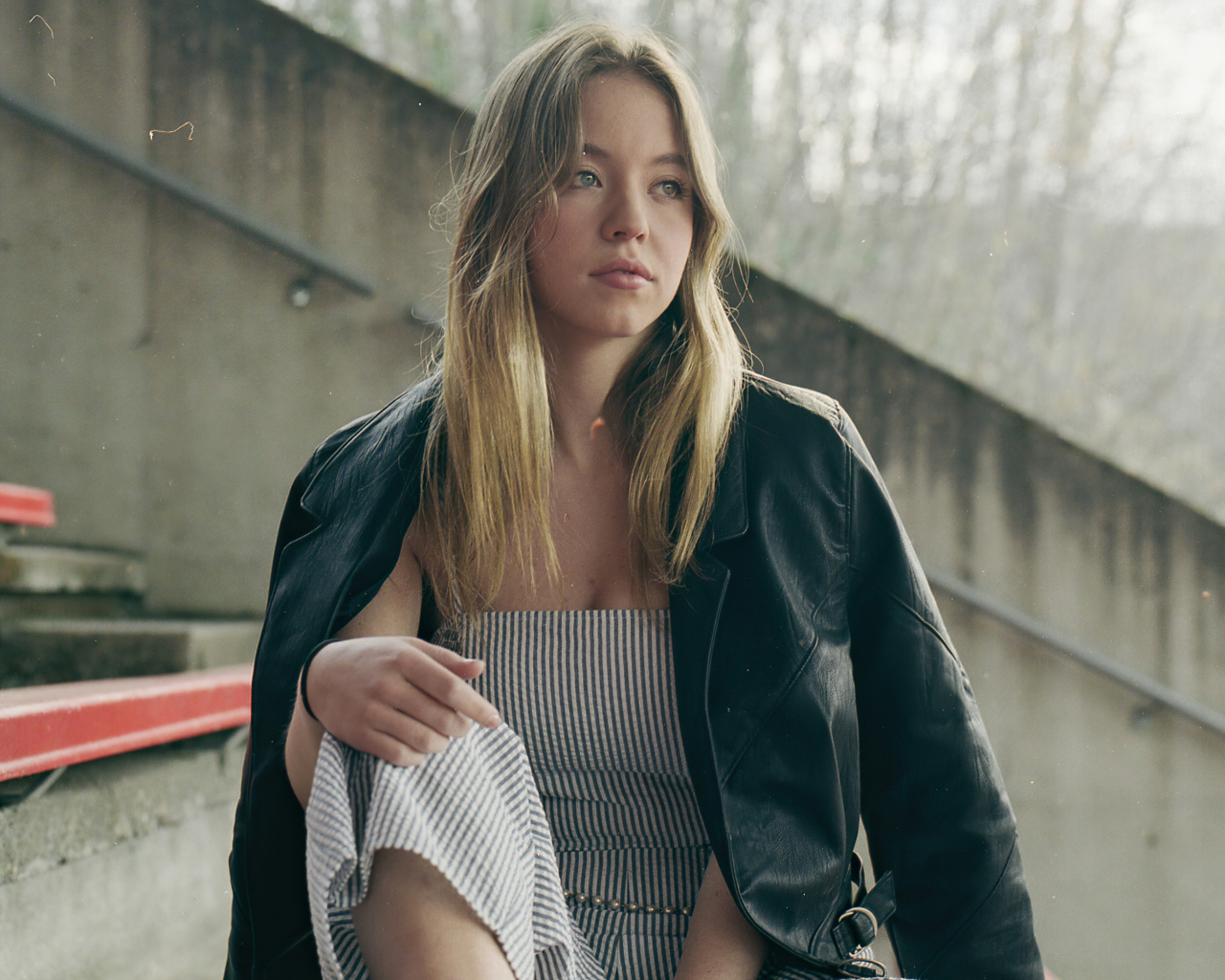 Молодая актриса Сидни Суини в черной куртке