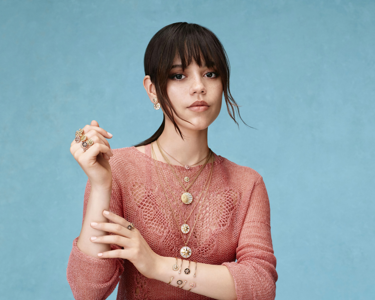 Молодая популярная актриса Дженна Ортега на сером фоне