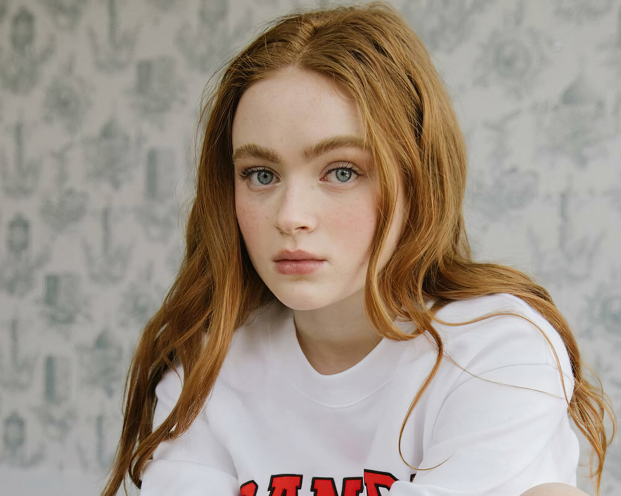 Молодая рыжеволосая американская актриса Сэди Синк