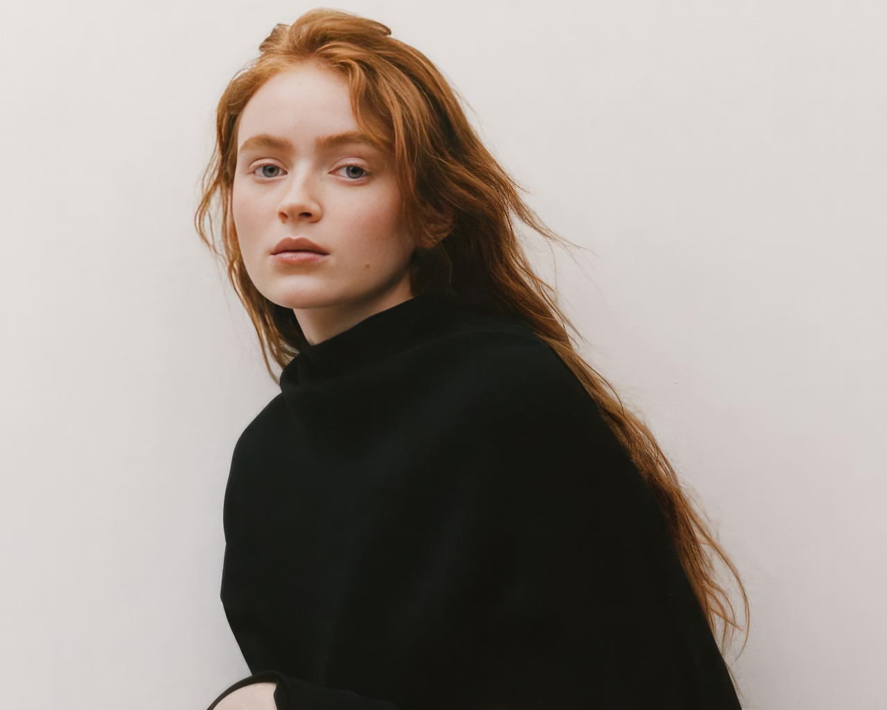 Молодая рыжеволосая актриса Сэди Синк в черном худи