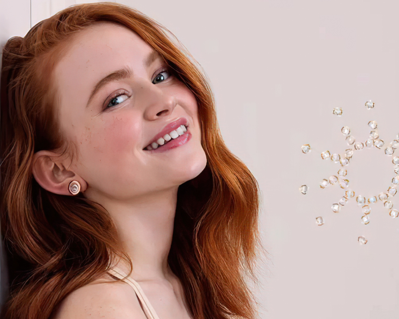 Молодая рыжеволосая девушка Сэди Синк