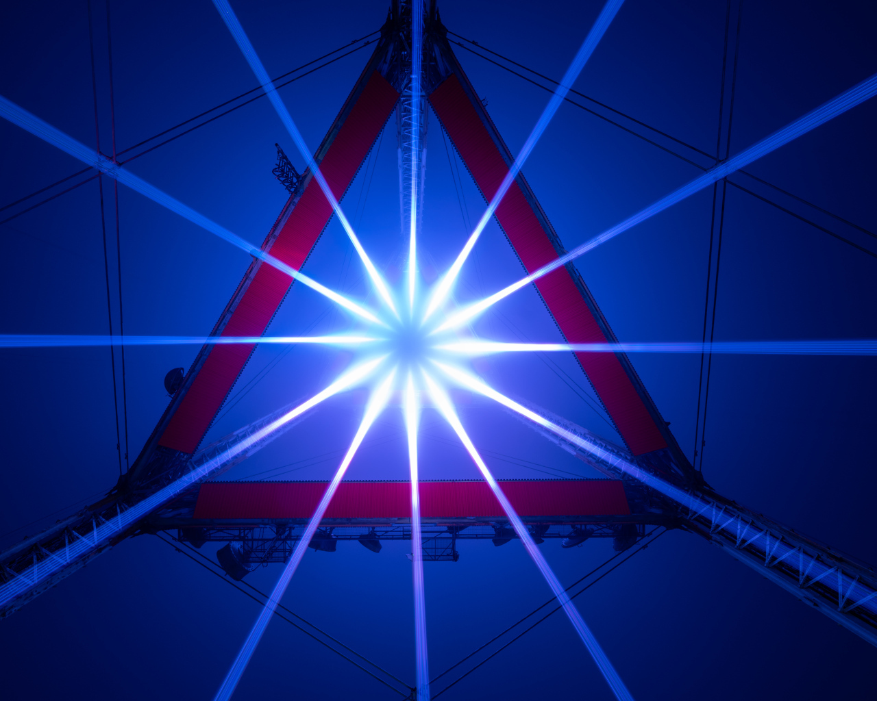 Яркий свет софитов в треугольнике